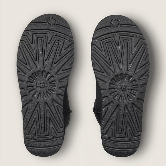 UGG BRAND NEW IN THE BOX BLACK CLASSIC MINI 🖤 - Picture 3 of 3